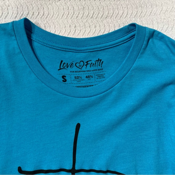 love in faith / blue and black faith cross tee - Picture 3 of 4